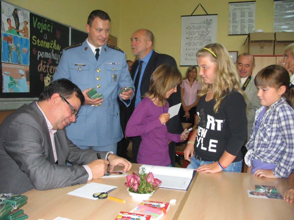 obrázek: Jsem Saša, představil se ministr Vondra prvňákům v Poříčí 