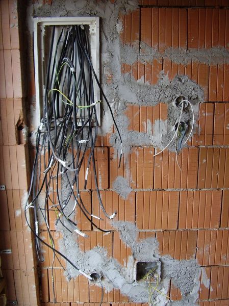 obrázek: Majitel rozestaveného domu přišel o elektroinstalační materiál