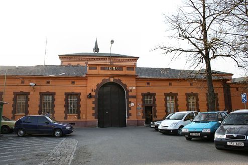 obrázek: Na Borech autem prorazili bránu, chtěli osvobodit vězně