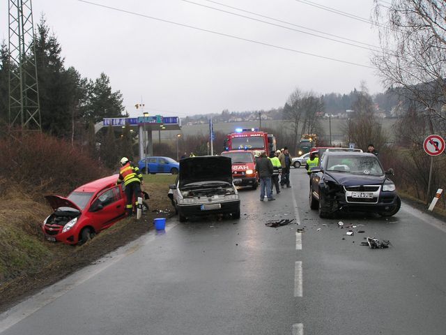 obrázek: Ve Zbirohu se srazila čtyři auta, jedno zranění