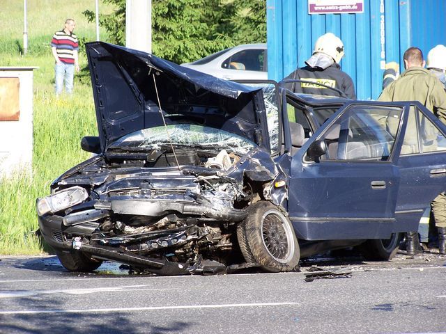obrázek: Peugeot u Běšin nedal přednost felicii. Dva mrtví