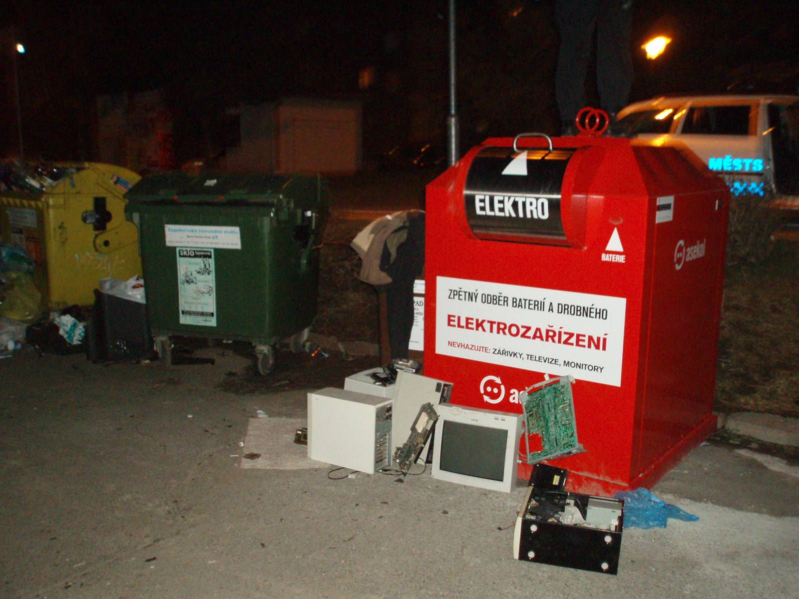 obrázek: Plzeňský mladík se dusil v kontejneru na elektroodpad