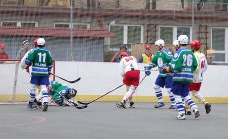 obrázek: Plzeňští hokejbalisté prohráli s lídrem, jsou třetí