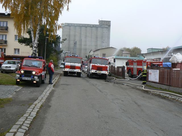 obrázek: Požár slisovaných PET lahví zaměstnal deset jednotek hasičů