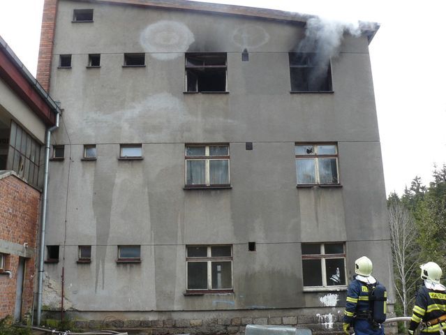 obrázek: Před požárem na nádraží v Ošelíně vyskočily děti z okna
