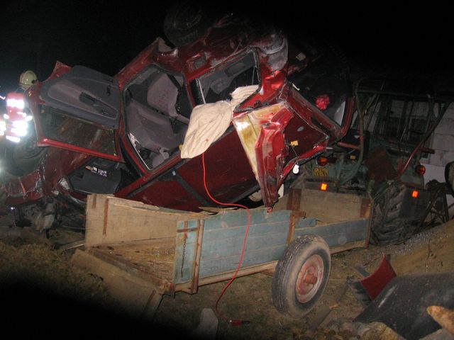 obrázek: Při tragické nehodě v Sytně se zastavil až o traktor