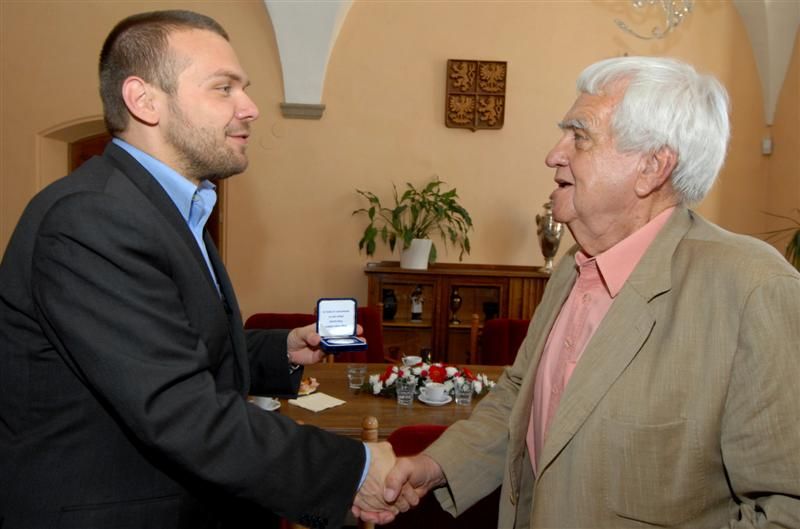 obrázek: Profesor Jaroslav Slípka byl obdarován pamětní medailí