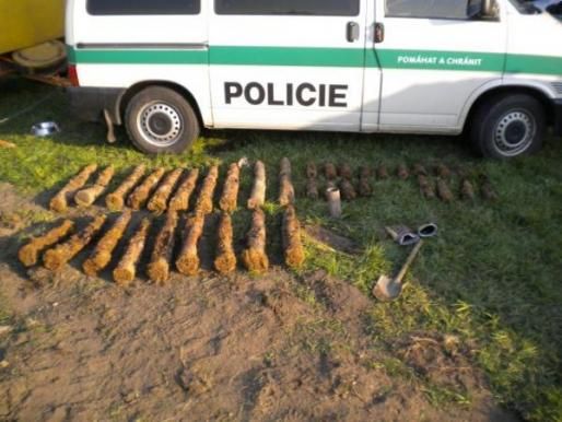 obrázek: Pyrotechnici odvezli z lesa u Hplýšova skoro padesát granátů