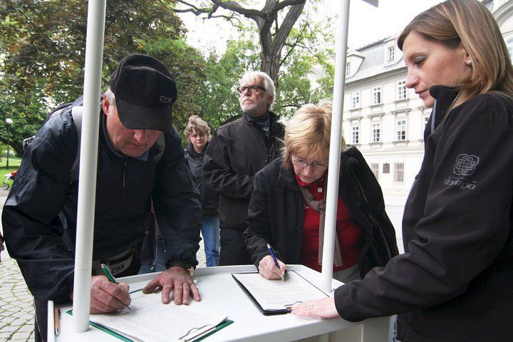 obrázek: Sdružení Kultura(k) vítězí předalo podpisy petice magistrátu