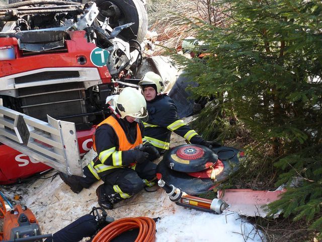 obrázek: Srážku kamionů u Mlýnce nepřežil jeden z řidičů