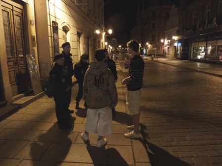 obrázek: Strážníci kontrolovali bary v Plzni, chytili zpitého školáka