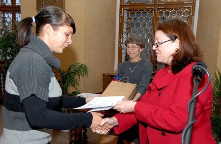 obrázek: Studenti převzali ocenění z rukou velvyslankyně 