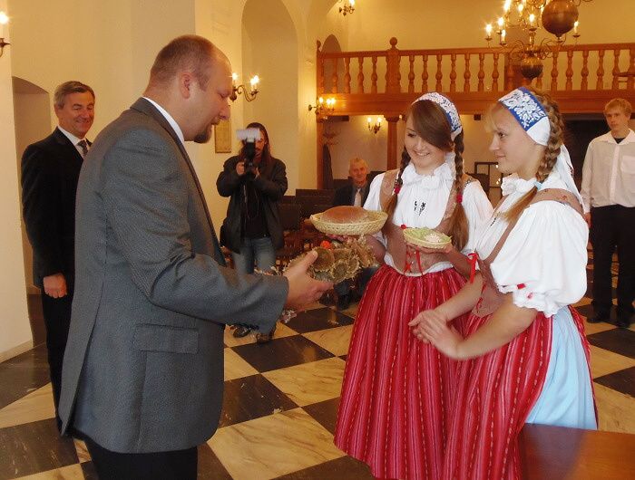 obrázek: Studenti přinesli na radnici dožínkový věnec