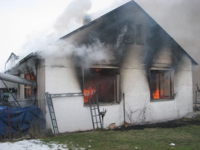 obrázek: Truhlárnu v Doubravě pohltil požár, škoda dva miliony