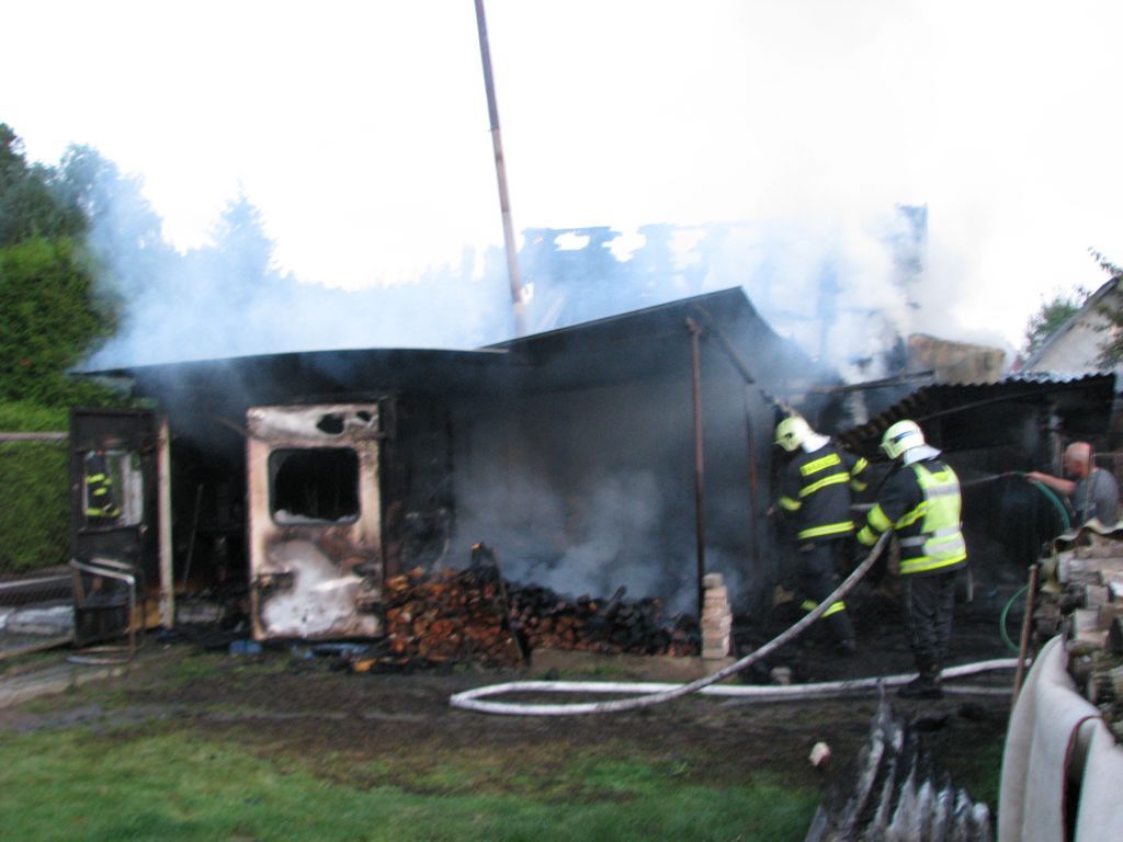obrázek: U Nepomuka hořely zahradní chatky, může za to sauna