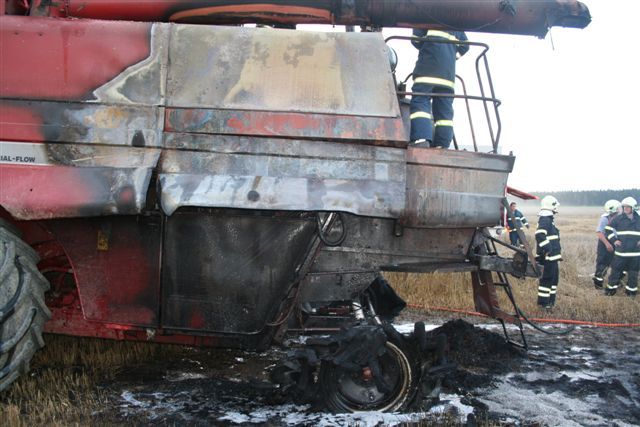obrázek: U Staňkova shořel kombajn, škola půl milionu
