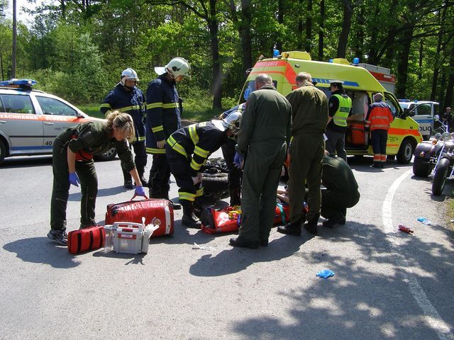 obrázek: U Vysoké havarovali motorkáři, zasahoval vrtulník