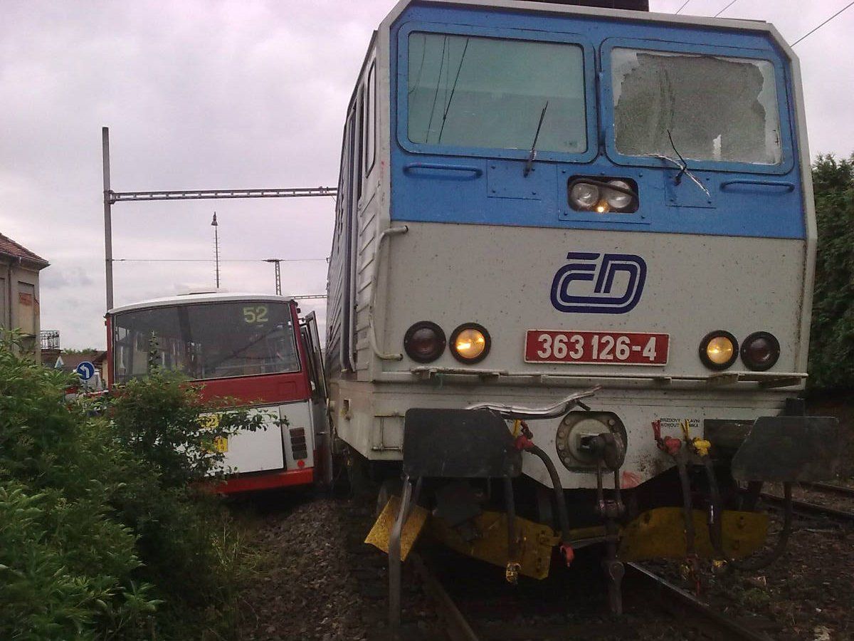 obrázek: V Chrástu na přejezdu boural autobus s vlakem, dva zranění