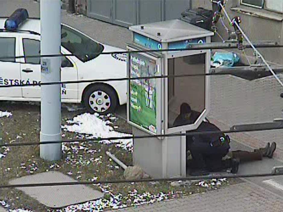 obrázek: V telefonní budce na slovanské křižovatce ležel opilec 