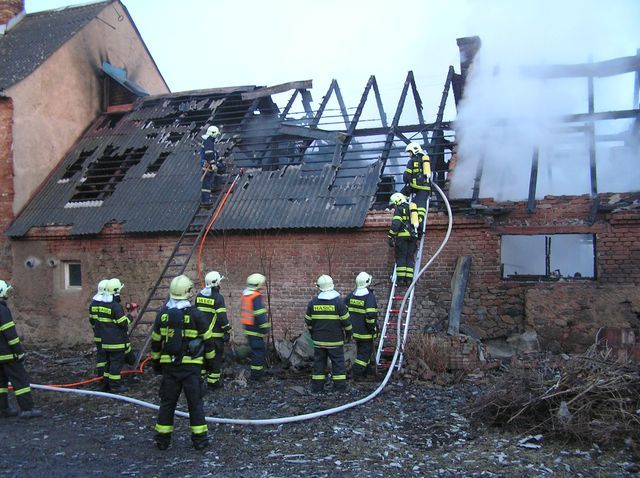 obrázek: V Žihli shořela dílna u rodinného domu, škoda dva miliony