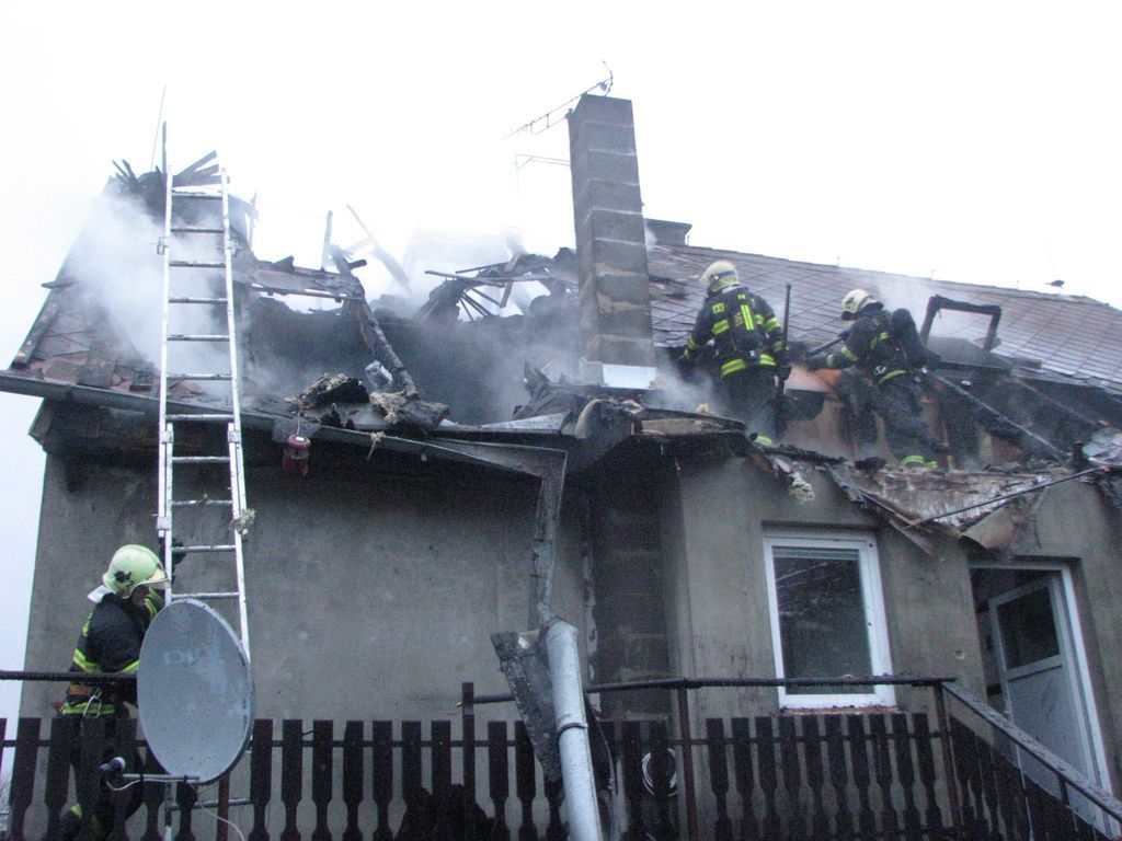 obrázek: Ve Lhotě hořel rodinný dům, škoda dva miliony