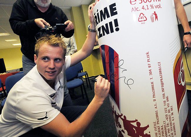 obrázek: Viktorka posílá pivní pozdrav do Barcelony