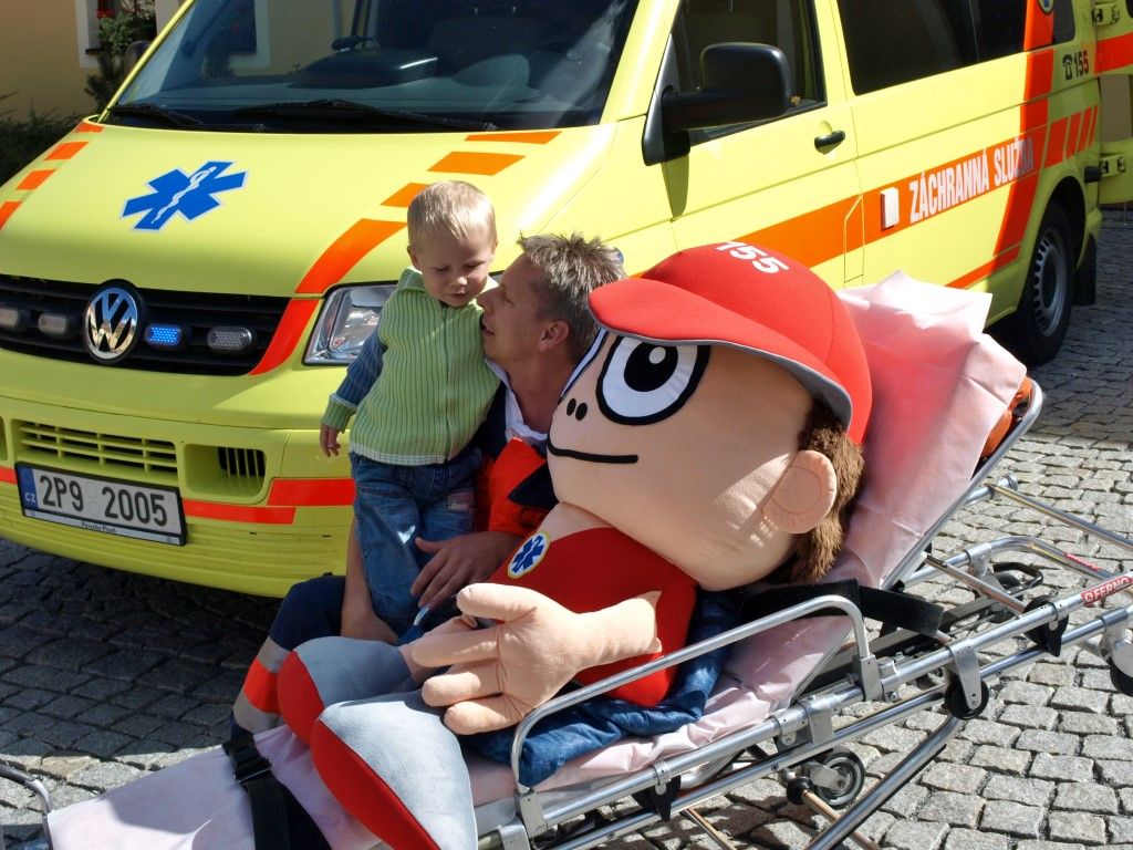 obrázek: Záchranáři v kraji rozdávají malým pacientům Kryštůfky