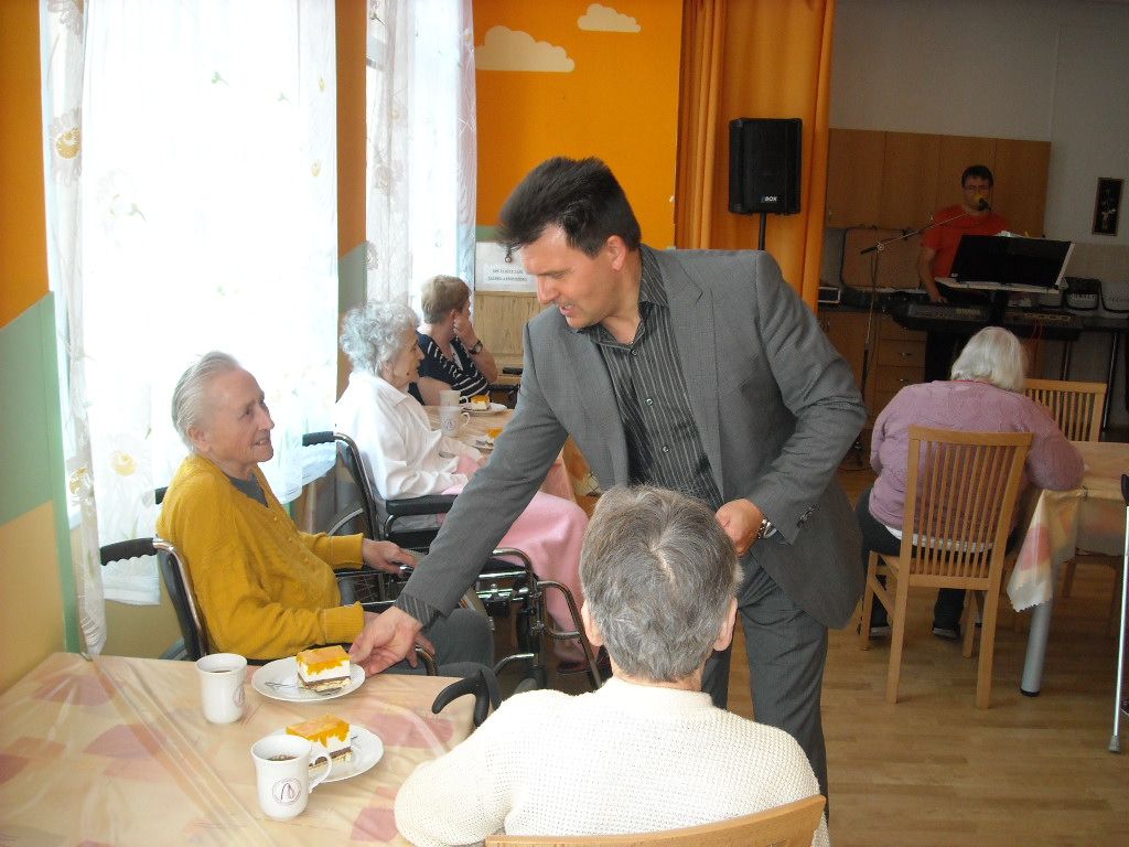obrázek: Zástupci úřadu popřáli seniorkám k svátku matek