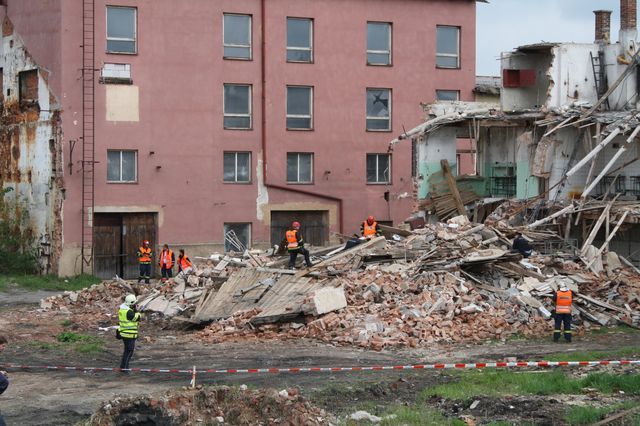 obrázek: Zavalené v Kaznějově zachraňovali hasiči, zdravotníci i psi