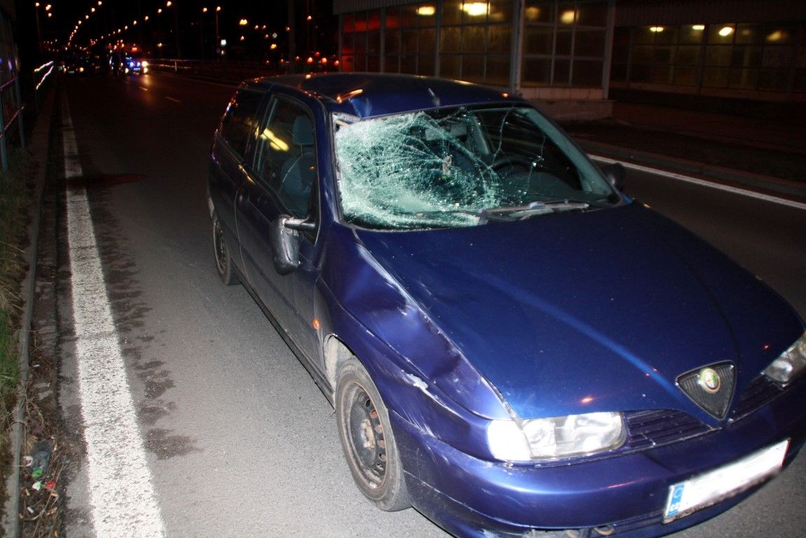 obrázek: Auto v Plzni srazilo dva chodce, muž nepřežil