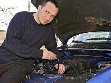 obrázek: Auto zabezpečil kvůli kunám, kvůli tomu shořelo