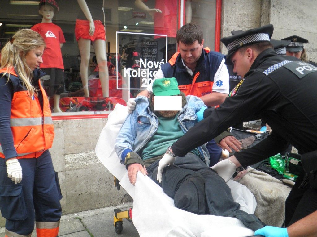 obrázek: Bezdomovci v Plzni lezli bílí červi z pahýlů nohou