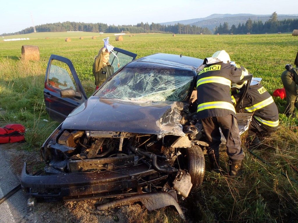 obrázek: Čelní střet dvou aut  u Nynkova si vyžádal pět zraněných 