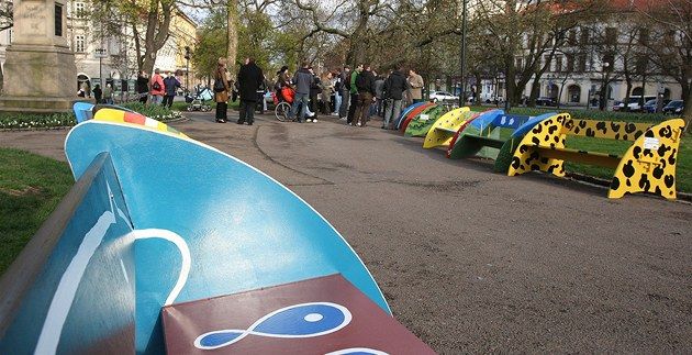 obrázek: Centrum Plzně od pondělka zdobí pestrobarevné lavičky