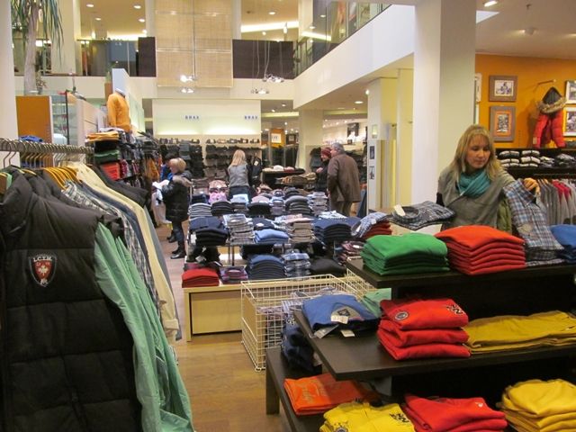 obrázek: Češi kupují hlavně oblečení a drogerii, Němci jídlo a pohonné hmoty