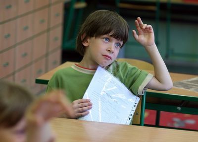 obrázek: Charita v Plzni pomáhá školákům. Obleče je za 10 korun