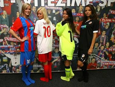 obrázek: Charitativní aukce dresu i kopaček bude spuštěna v pondělí