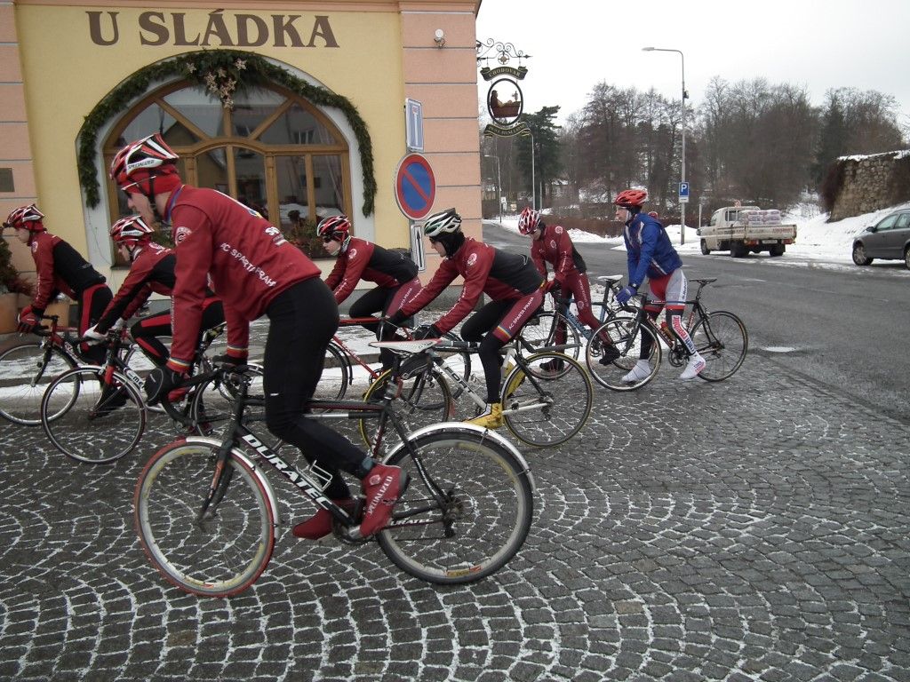 obrázek: Cyklisté jedou v sobotu na koulení sudů
