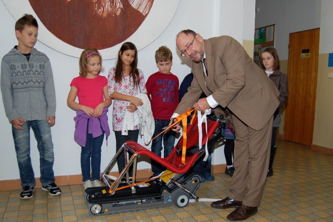 obrázek: Díky schodolezu může David v Přešticích do učebny 
