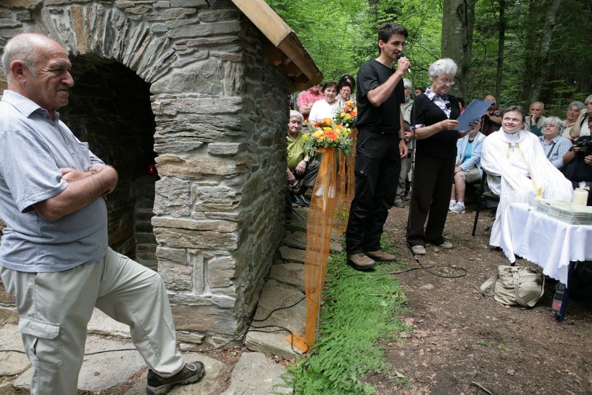 obrázek: Dobrovolníci opravili kapličku na zaniklých šumavských Paštích