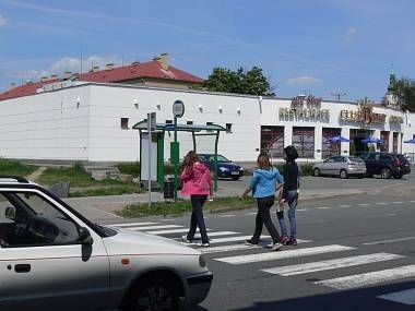 obrázek: Dobrovolníci pomáhají před školami dětem přecházet