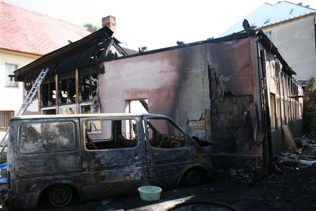 obrázek: Dodávku a budovu v Poběžovicích asi někdo zapálil