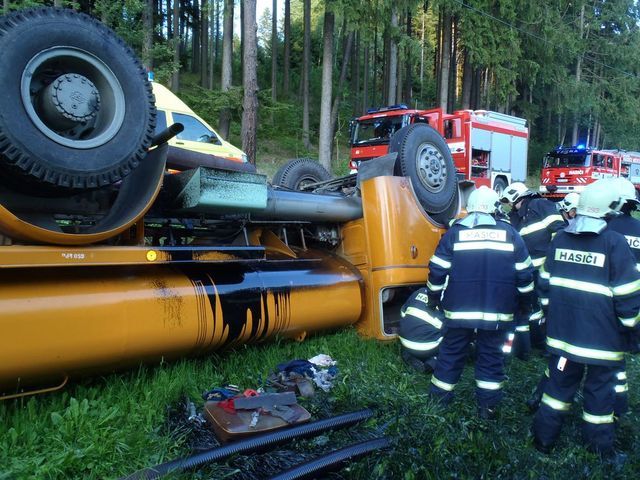 obrázek: Hasiči u Petrovic vyprostili řidiče nákladního auta 