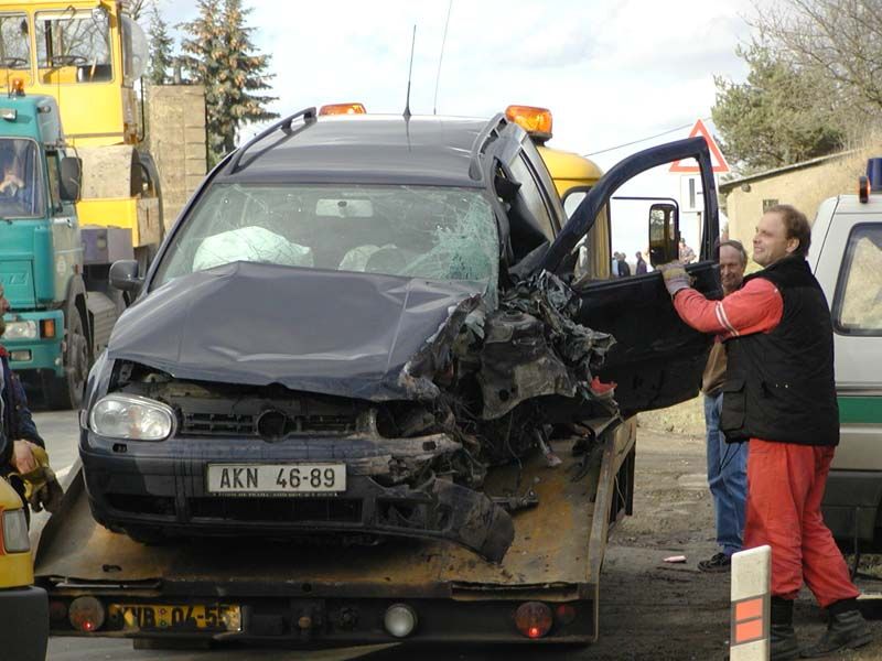 obrázek: Osobák se převrátil na střechu