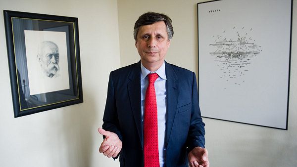 obrázek: Jan Fischer se chystá na veletrh FINPEX 2012  