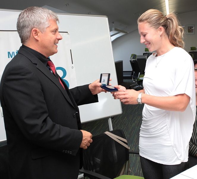 obrázek: Jiřina Ptáčmníková převzala plaketu Bohumila Kulhánka