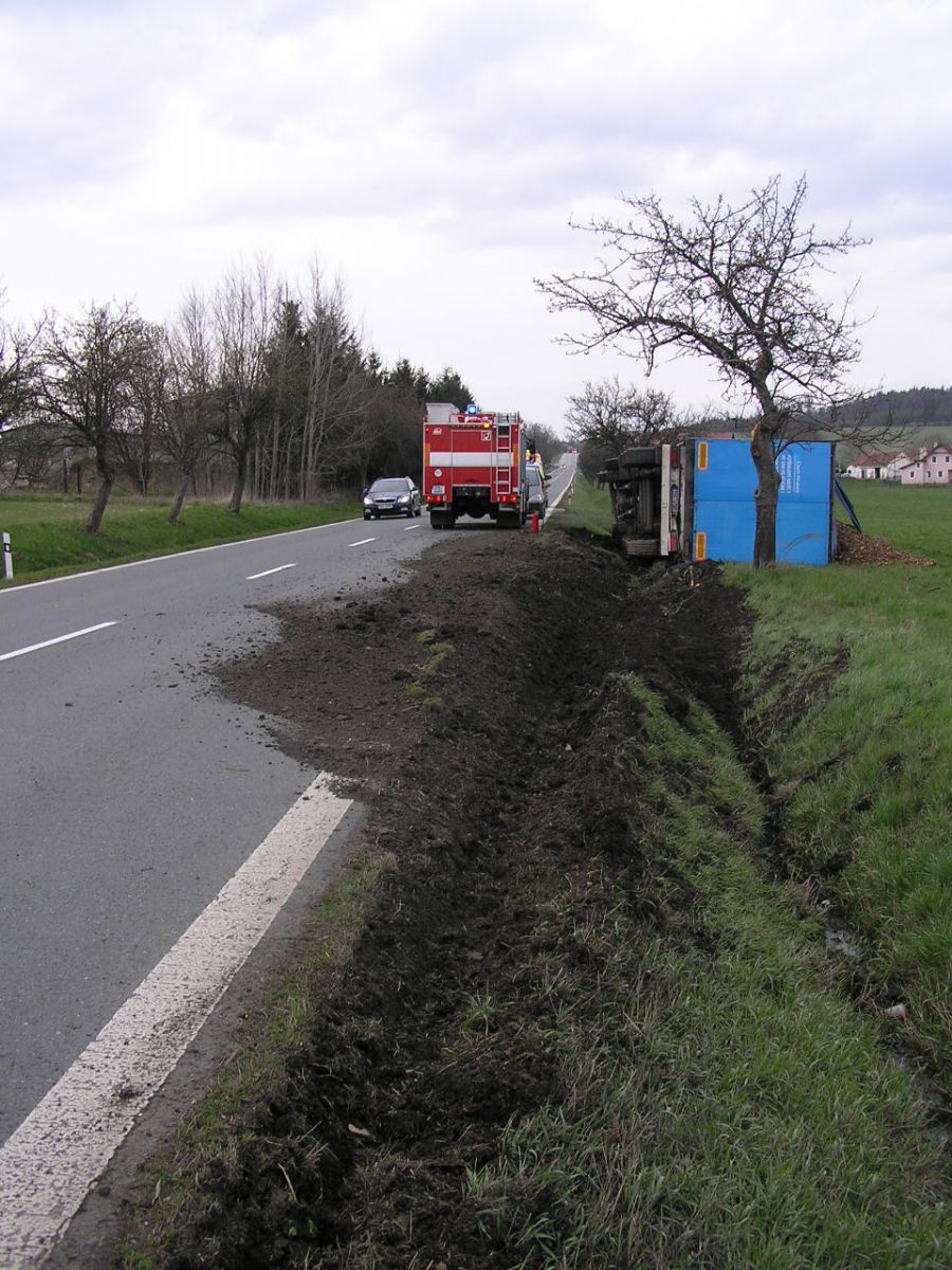 obrázek: Kamion se štěpkou boural v Chocenické Lhotě