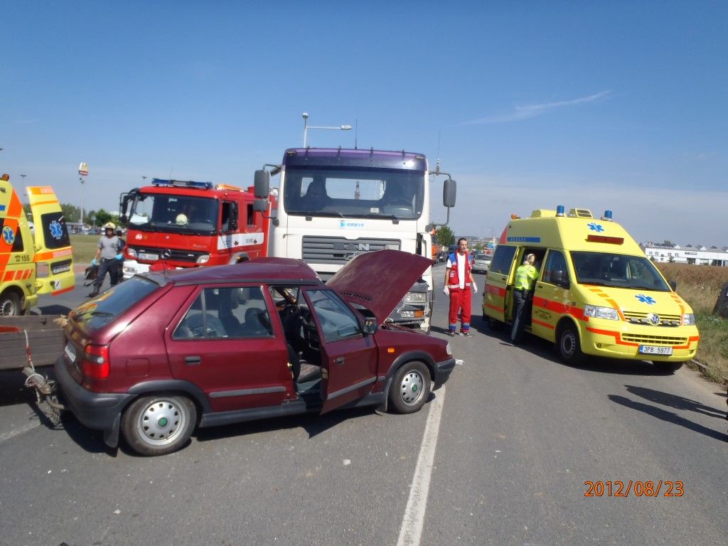 obrázek: Kamion smetl v Plzni auto, řidič zemřel