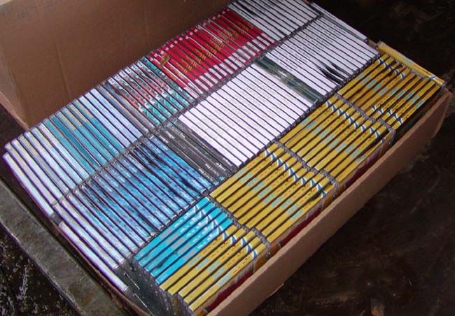 obrázek: Obviněná dvojice nakradla stovky DVD nosičů