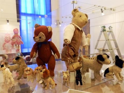 obrázek: Máte doma staré oblečení a hračky? Dejte je potřebným!